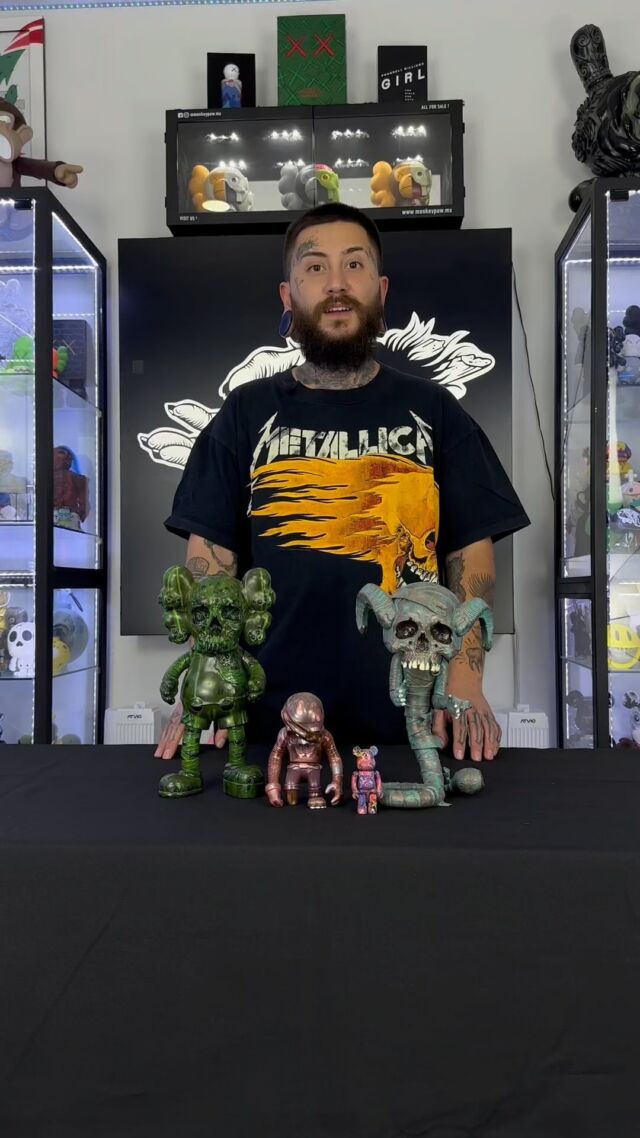 Conoce parte de la trayectoria de pushead @hyperstoic así como algunos de sus lanzamientos más relevantes dentro de su carrera artística en colaboración con artistas y marcas como @kaws y @medicom_toy . Piezas únicas disponibles. Si no es con nosotros… ¿Donde más?🔥 #heavyinthegame #patademonorules #monkeypawmexico #welovetoys #arttoys #vinyltoys #designertoys🔥 ・・・ #pushead #hyperstoic #brianschroeder #snotblower #kaws #companion #briandonnelly #medicomtoy #bearbrick #secretbase #secretbasetoys #sofubi #originalfake