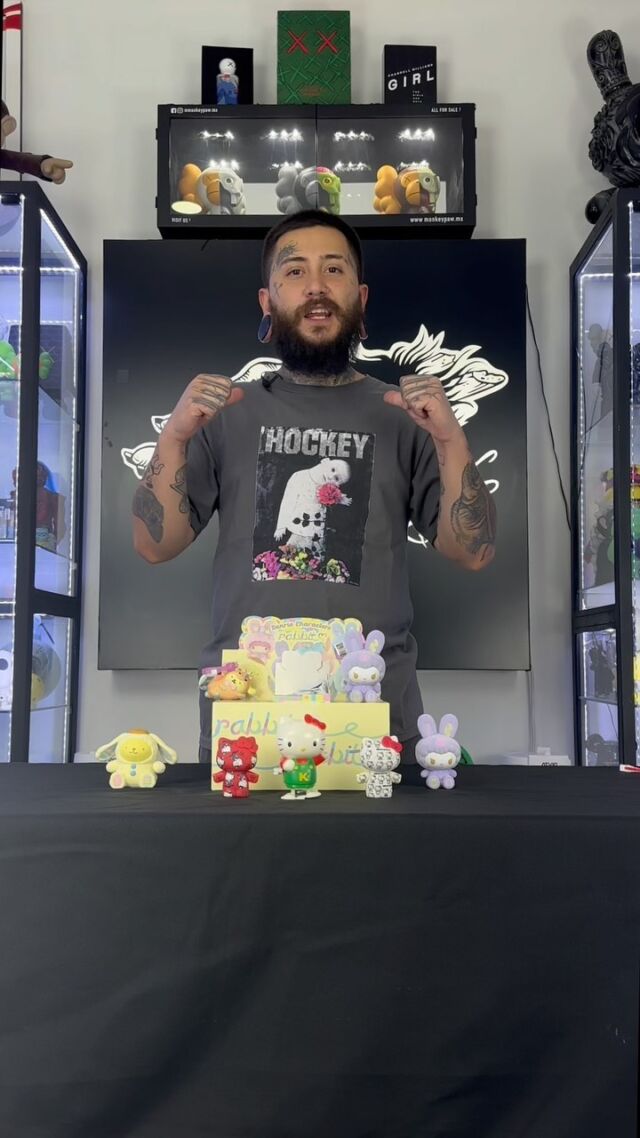 Conoce los productos de @hellokitty @sanrio que tenemos disponibles para entrega inmediata en colaboración con marcas como @medicom_toy entre otras. Manda DM para comprar. Si no es con nosotros… ¿Donde más?🔥 #heavyinthegame #patademonorules #monkeypawmexico #welovetoys #arttoys #vinyltoys #designertoys🔥 ・・・ #hellokitty #sanrio #hellosanrio #anniversary #medicomtoy #blindbox #keychain #flocked #pattern #madeinjapan #pompompurin