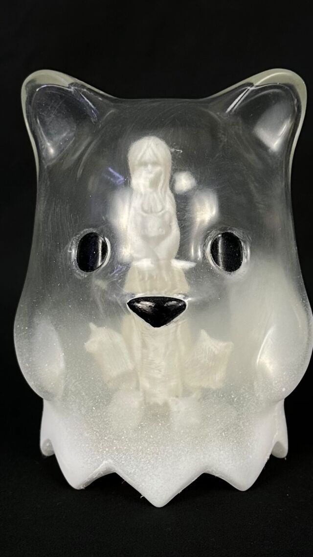 ¡En hora buena! Toda la info de nuestra figura exclusiva Ghostbear XL “Don’t Cry” Edition en colaboración con @lukechueh y @jryuart finalmente se encuentra disponible en este reel así como todos los detalles acerca del precio, número de unidades producidas, obsequios en la compra de tu toy y como accesar a nuestro evento exclusivo el día Sabado 28 de octubre en el que ambos artistas llevarán a cabo un live painting. Comenta tus dudas y con gusto las responderemos a la brevedad. Si no es con nosotros… ¿Donde más?🔥 #heavyinthegame #patademonorules #monkeypawmexico #welovetoys #arttoys #vinyltoys #designertoys🔥 ・・・ #lukechueh #jryu #ghostbear #sofubi #resin #3dsculpt #handembellished #handassembled #handfinished #lallorona #dayofthedead #dayofthedead2023 #monkeypawexclusive #exclusive